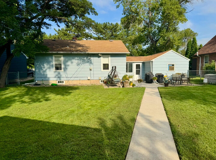 Property Photo:  810 S Merton St  SD 57401 