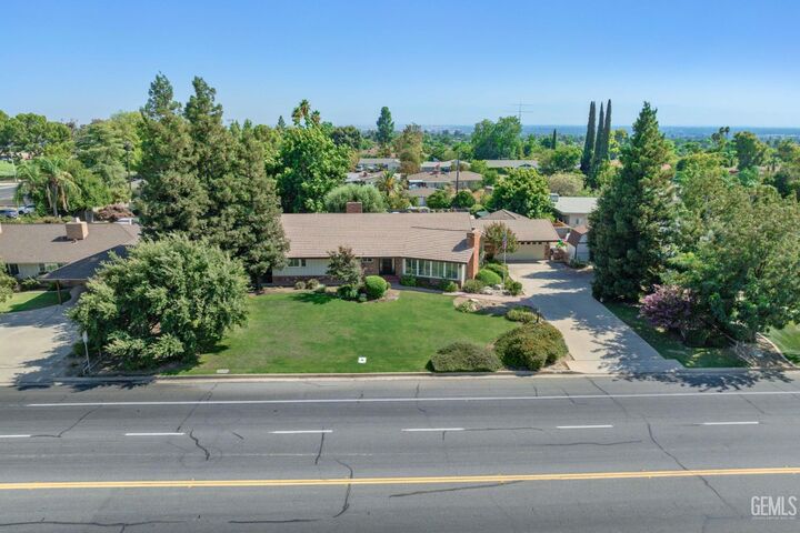 Property Photo: 1321 Panorama Drive CA 93305