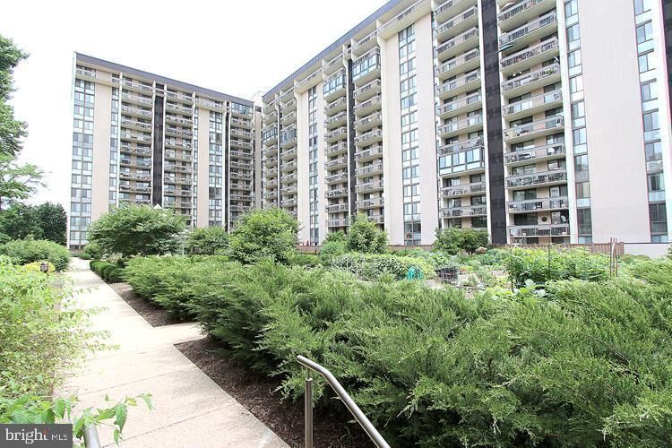 Property Photo: 5300 Holmes Run Parkway Ph-18 VA 22304