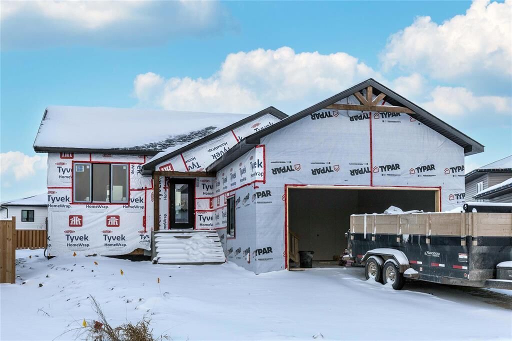 Property Photo: 32 Becki Cove MB R0A 0V2