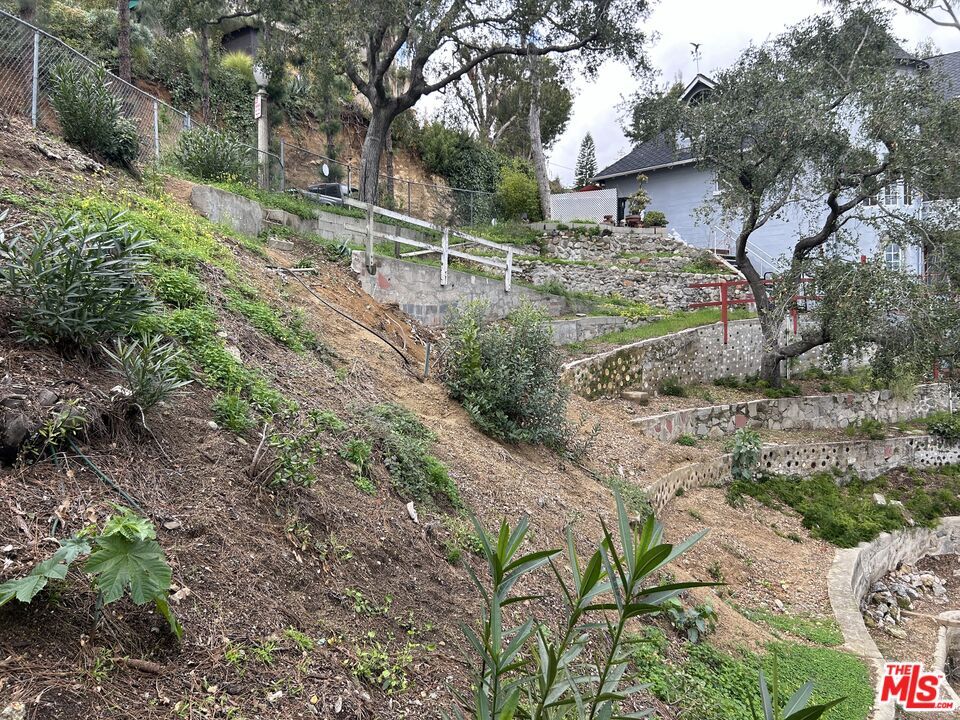 Property Photo:  2878 N Belden Dr  CA 90068 