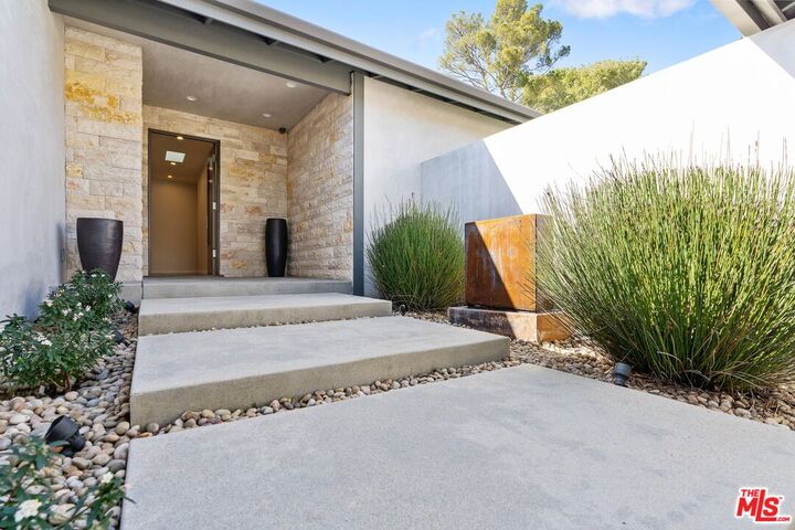 Property Photo:  2829 Westbrook Ave  CA 90046 