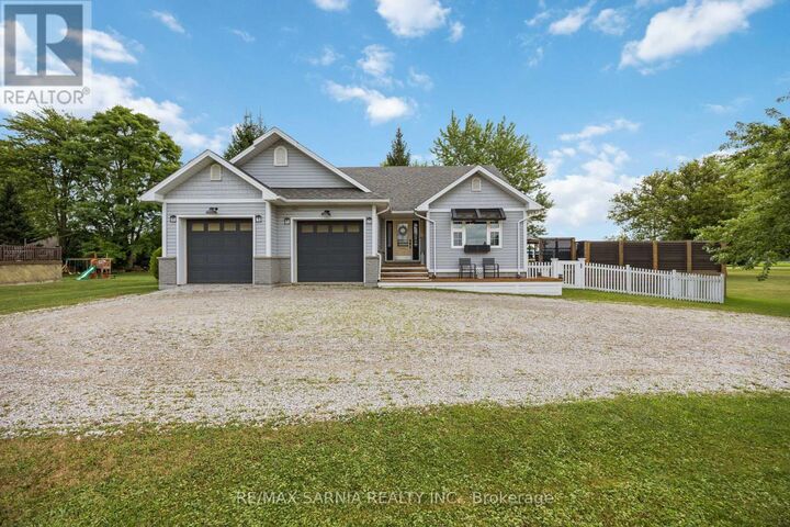29597 St. Clair Parkway  Chatham-Kent (Wallaceburg) ON N8A 4L1 photo
