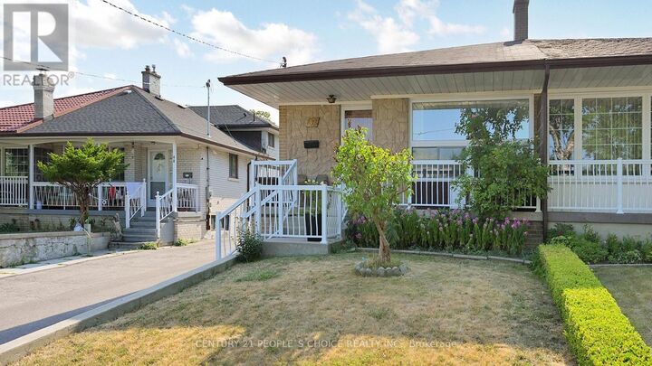 Property Photo: 42 Clayhall Crescent ON M3J 1W6