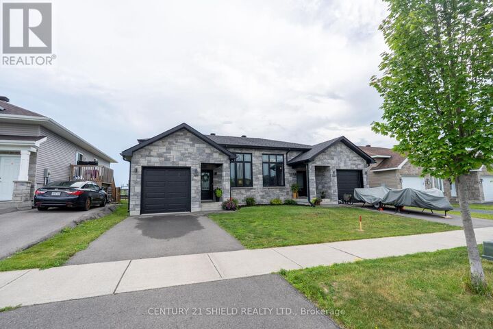 Property Photo: 166 Bellwood Drive ON K6H 7M3
