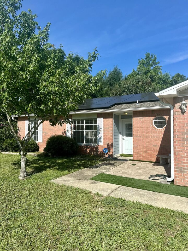 Property Photo: 138 Louise Drive FL 32536