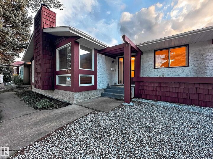Property Photo:  3220 114 Street NW  AB T6J 3H6 