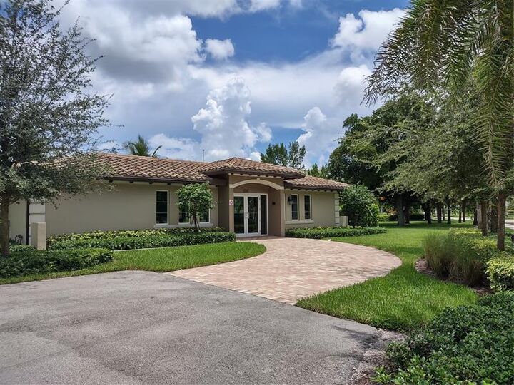 Property Photo:  4200 Hillcrest Drive 405  FL 33021 