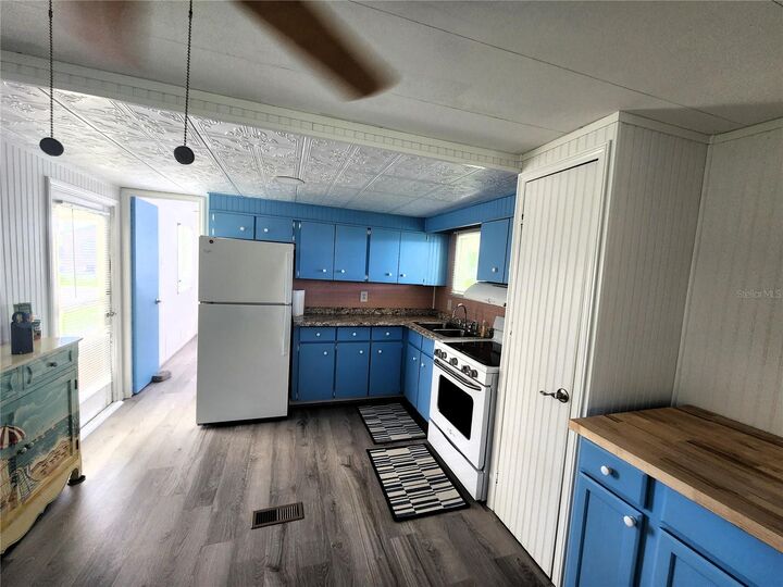 Property Photo:  5792 Holiday Park Boulevard  FL 34287 