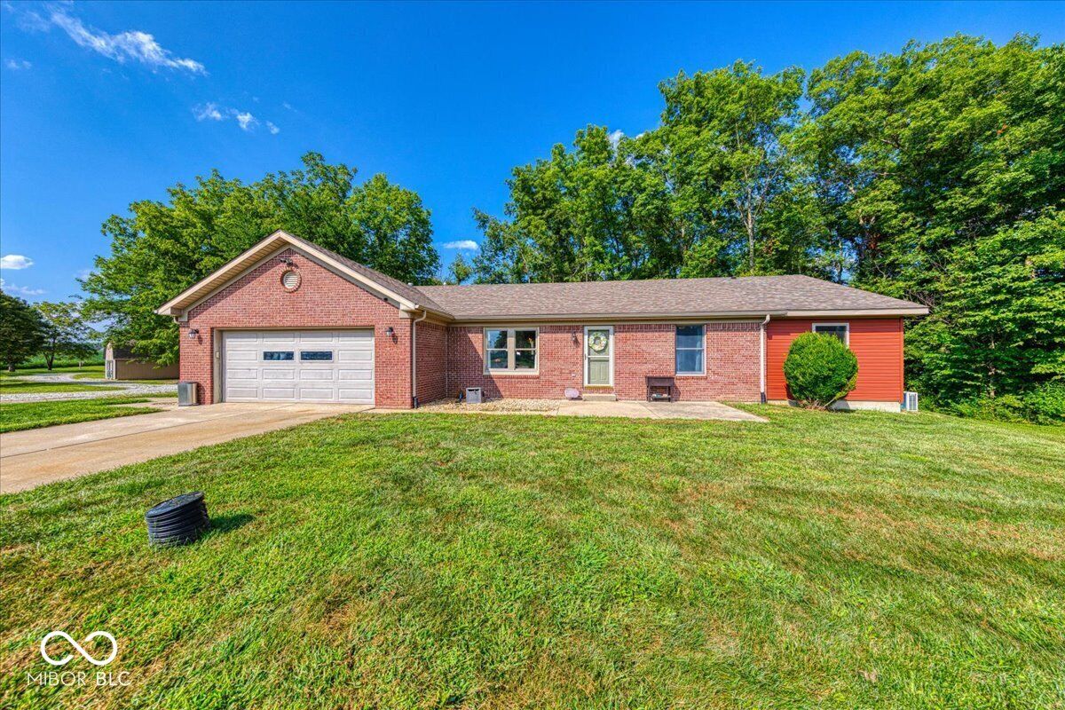 Property Photo: 6888 E County Road 800 N IN 46105