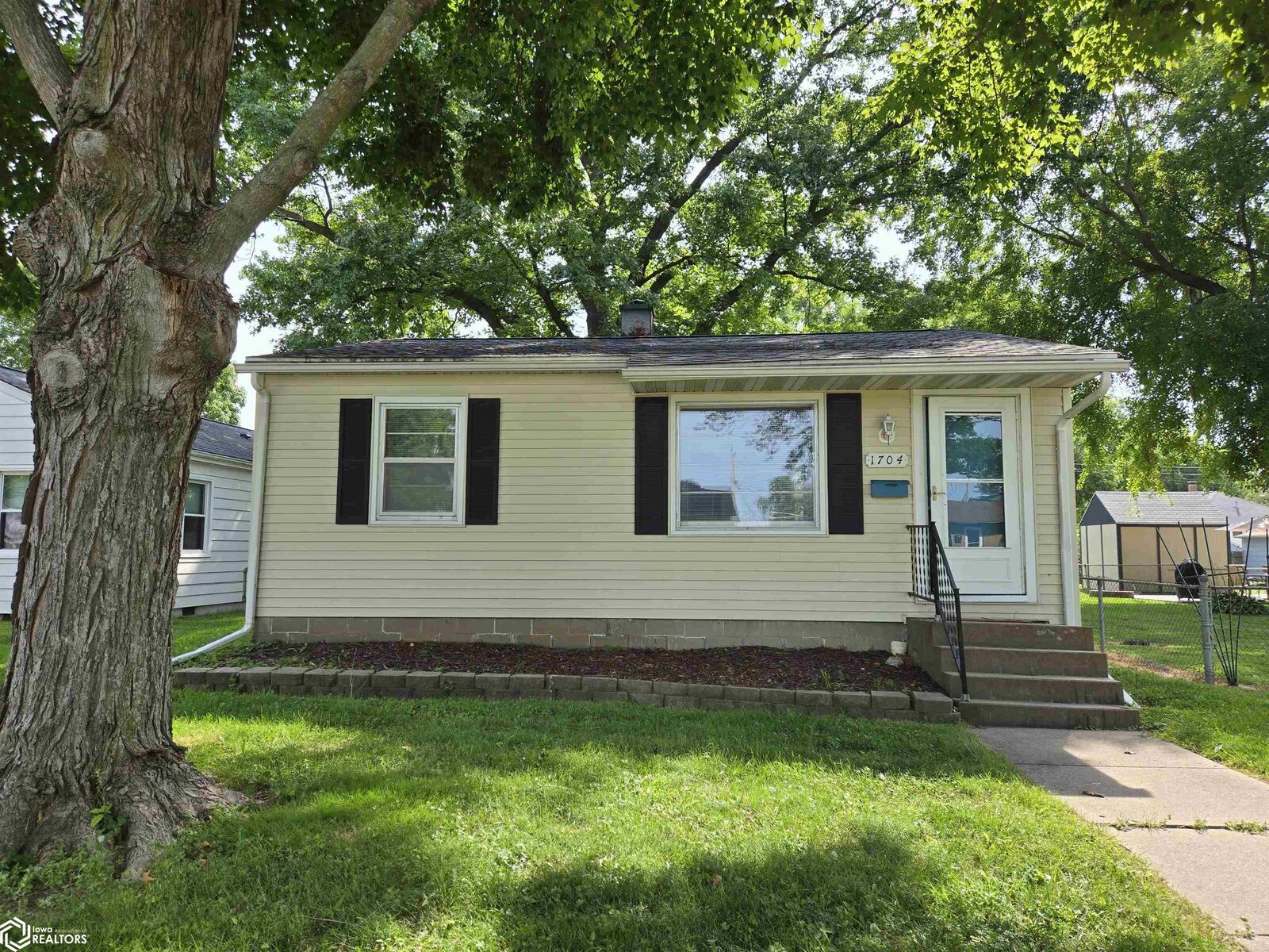 Property Photo: 1704 Olive Street IA 52601