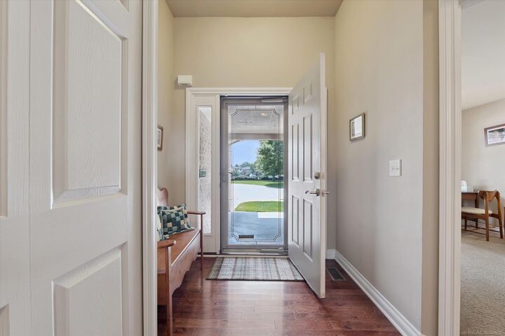 Property Photo: 13689 Ridgepoint Dr Drive MI 48313