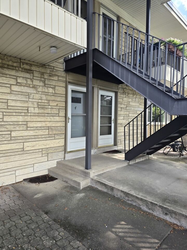 Property Photo: 4 Garden Drive 4 IL 60526