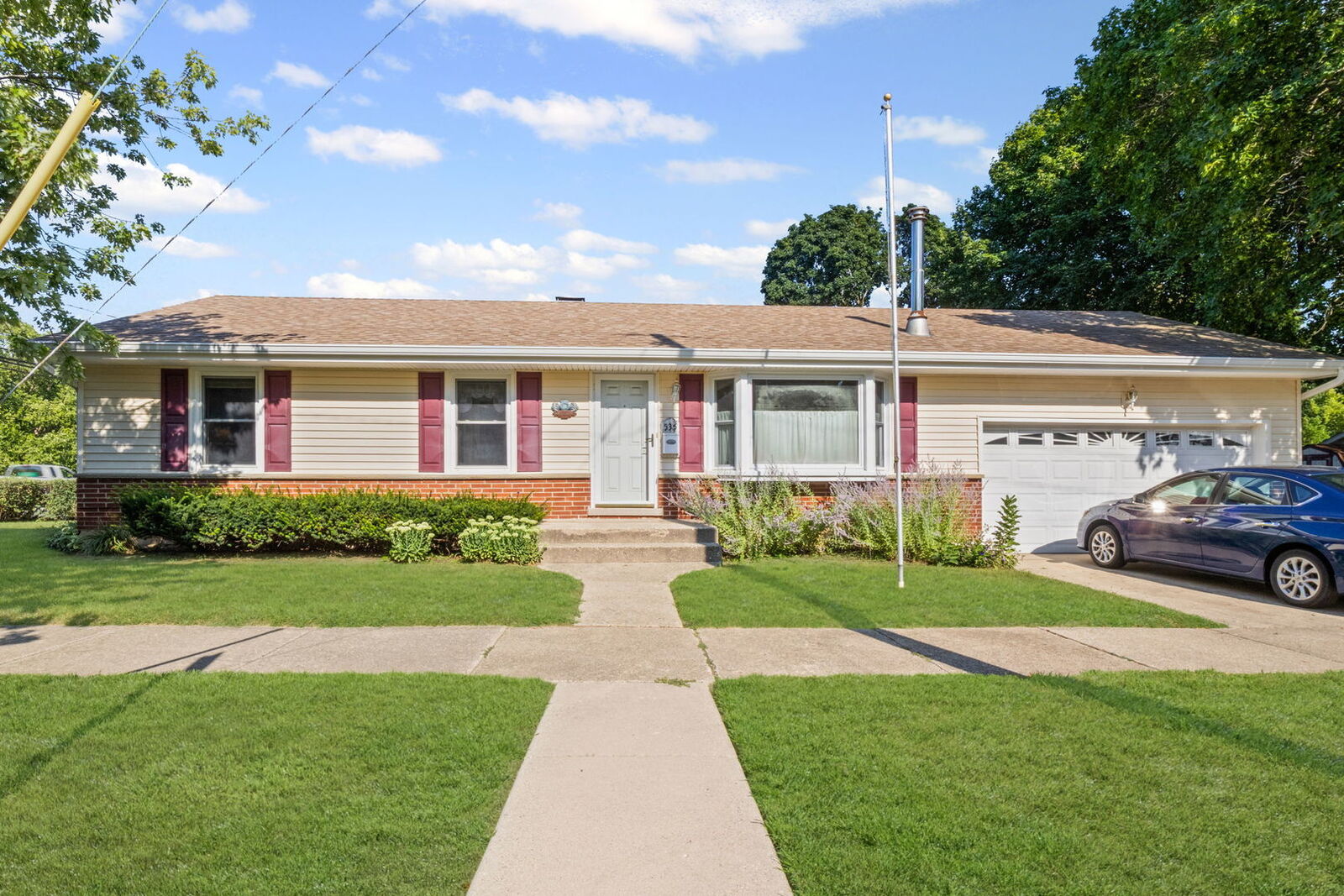 Property Photo:  535 E Maple Avenue  IL 60060 