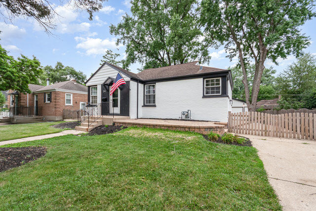 Property Photo:  24 Hiawatha Drive  IL 60514 