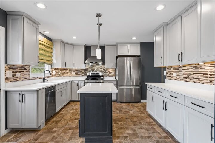 Property Photo:  371 Larchmont Court  IL 60565 