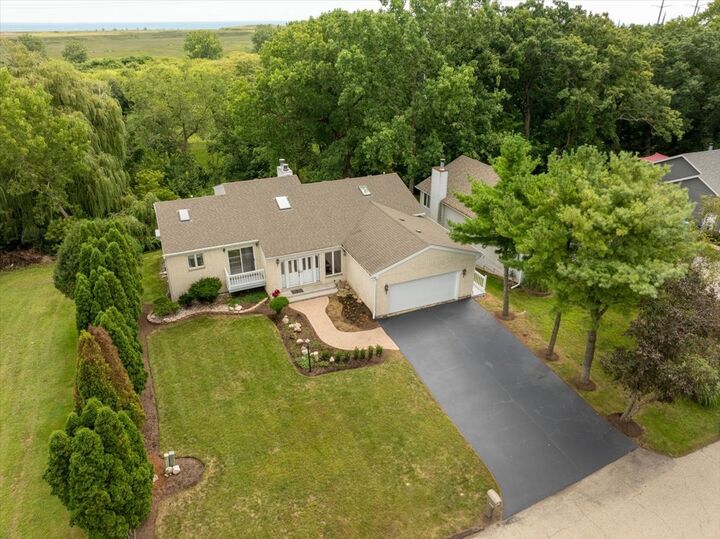 Property Photo: 2027 Alta Vista Drive IL 60087