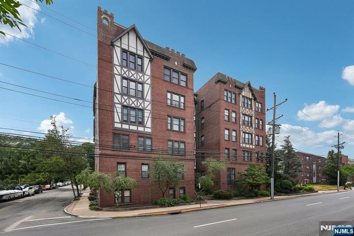 Property Photo:  109 N Grand Avenue 4A  NJ 07631 