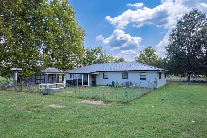 Property Photo:  229 County Road 44080  TX 75473 