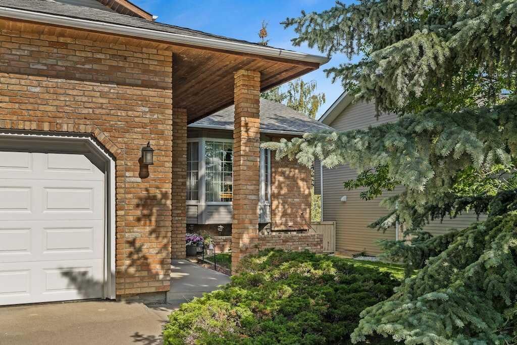 Property Photo:  76 Stradbrooke Rise SW  AB T3H 1T9 