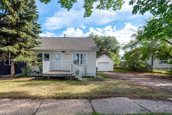 Property Photo:  4709 50 Street  SK S9V 0M6 