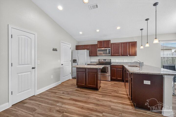 Property Photo: 2392 Spur Ln FL 32563