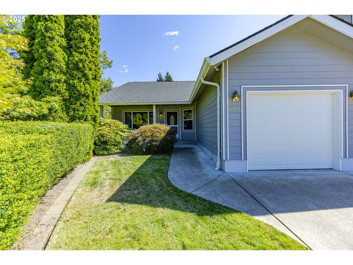 Property Photo:  1565 Fairview Pl  OR 97424 