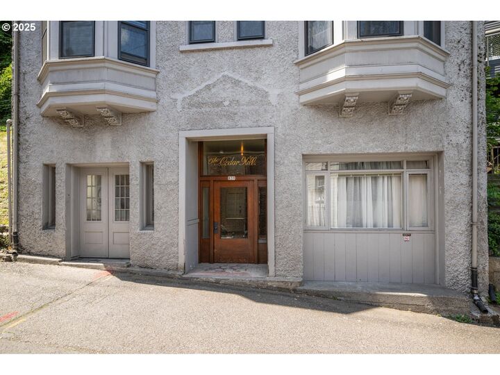 Property Photo:  839 SW Green Ave  OR 97205 