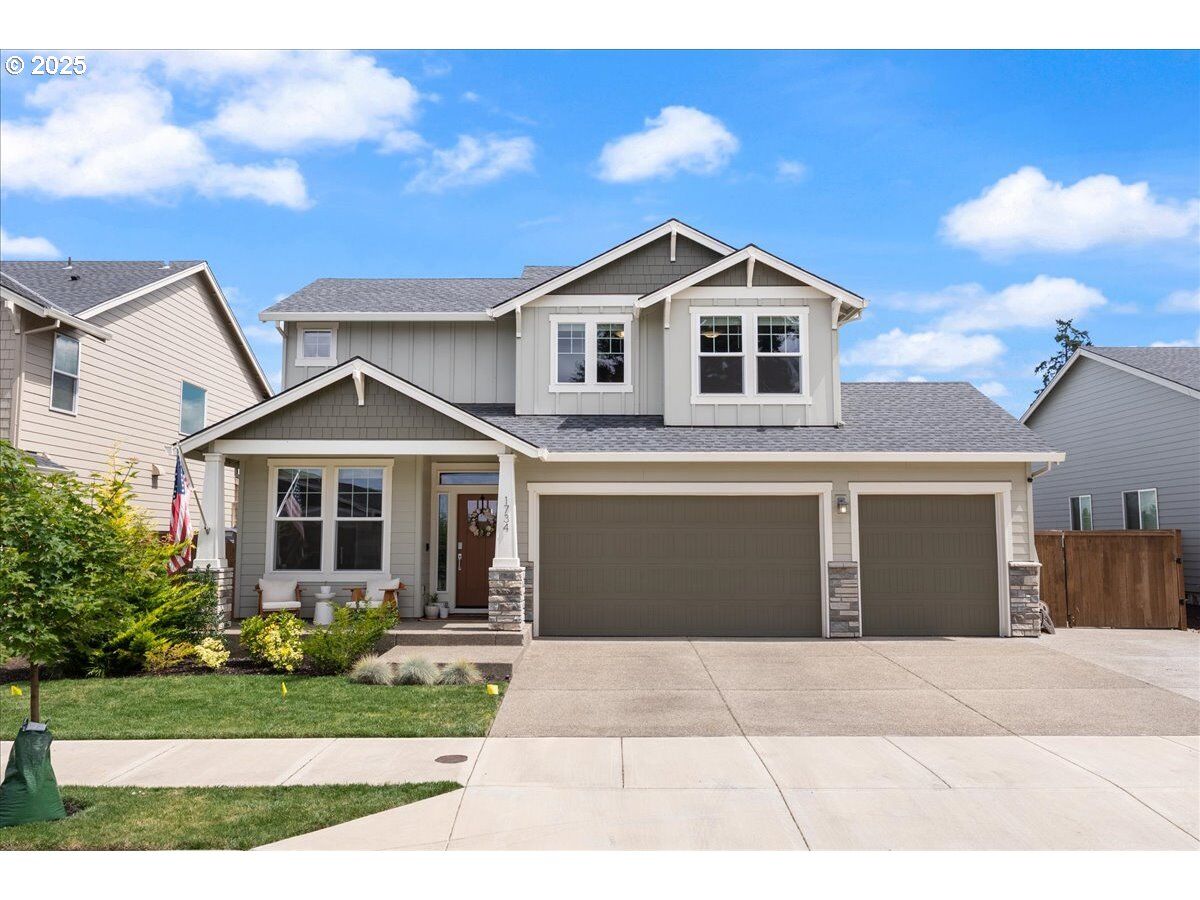 Property Photo:  1734 N Hyssop St  OR 97013