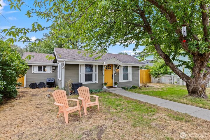 Property Photo:  102 E Manitoba Avenue  WA 98926 