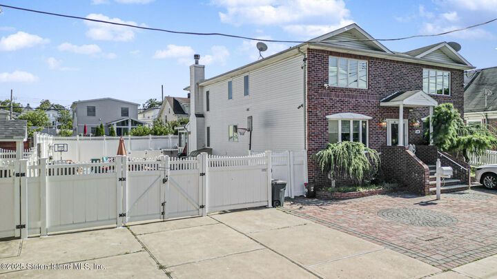 Property Photo:  124 Virginia Avenue  NY 10305 