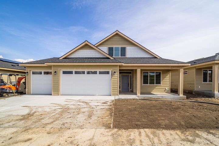 Property Photo:  23015 E Edgewater Ln  WA 99019 