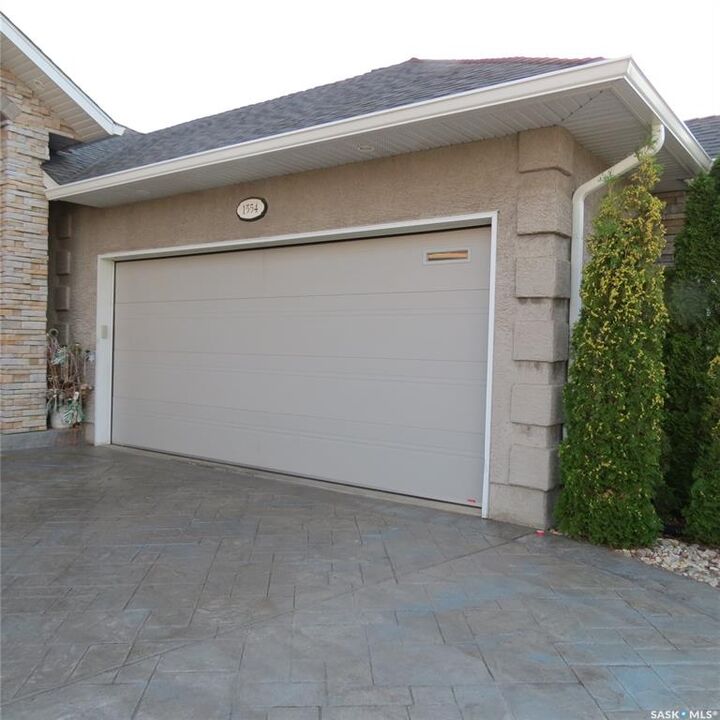 Property Photo:  1554 Lakeridge Drive N  SK S4S 4L6 
