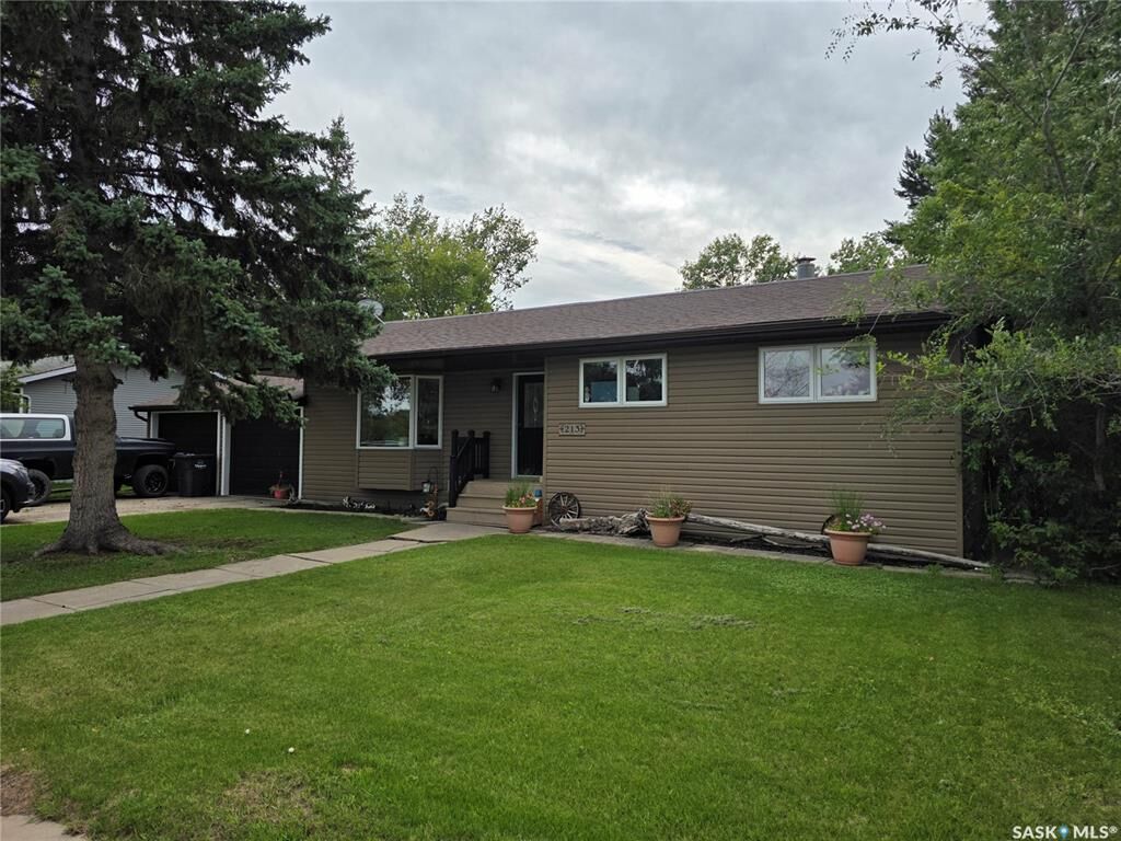 Property Photo:  213 9th Street E  SK S0A 4T0 
