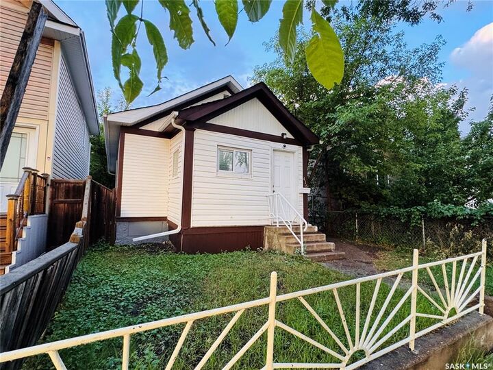 Property Photo:  416 J Avenue N  SK S7L 2K3 