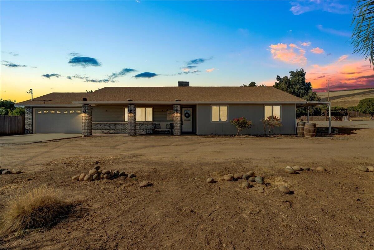 Property Photo:  750 E Mulberry Avenue  CA 93257 