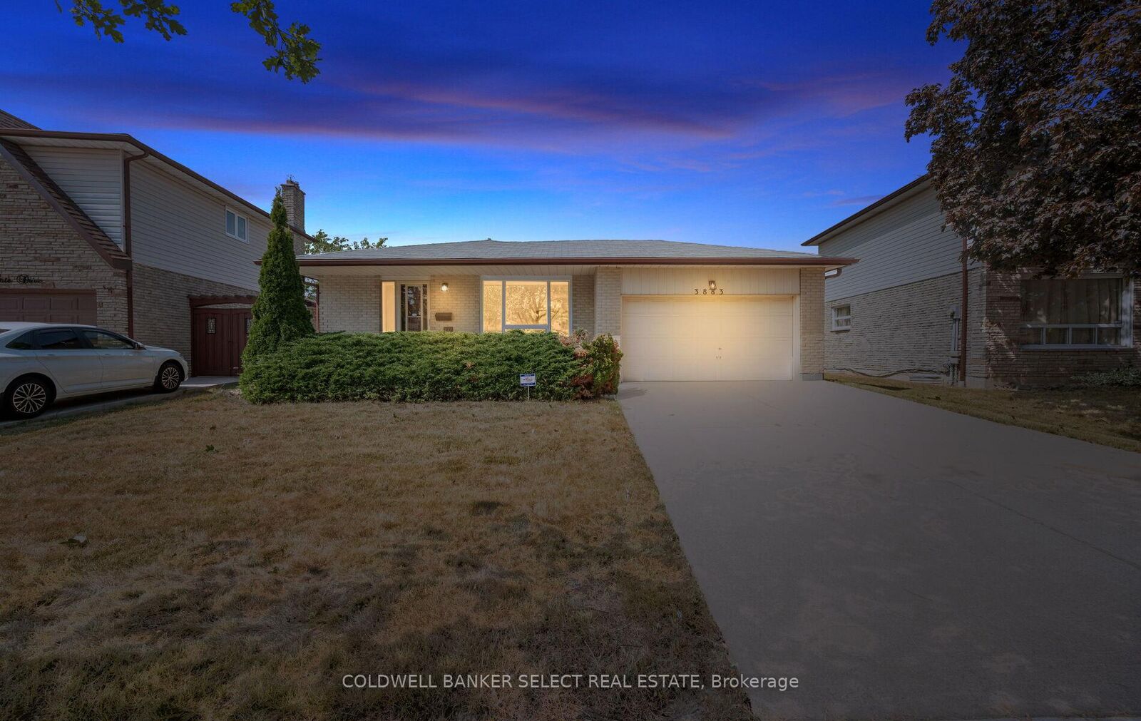 Property Photo:  3883 Brandon Gate Drive  ON L4T 3N7 