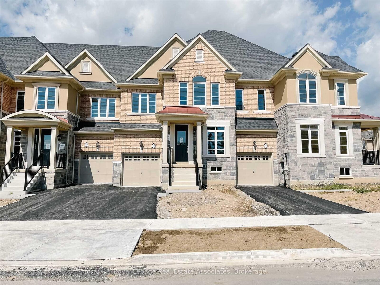 Property Photo: 4121 Hillsborough Crescent ON L6H 3P9