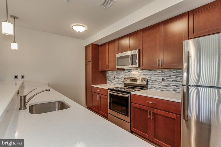 Property Photo:  905 Jackson Street N 301  VA 22201 