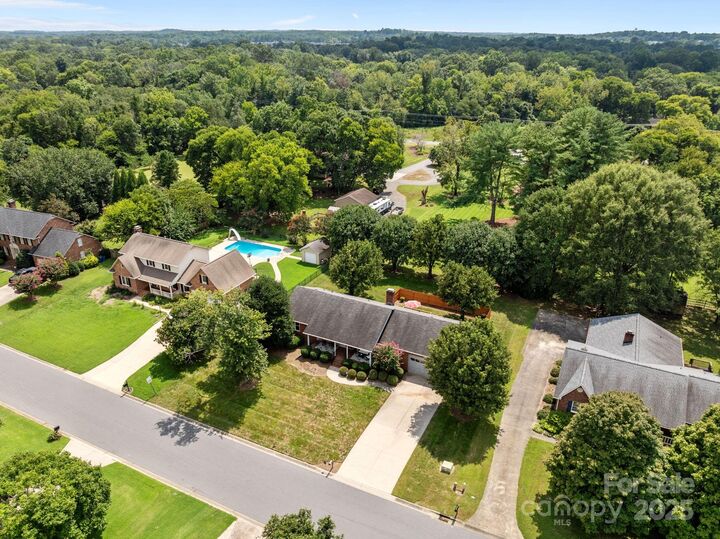Property Photo: 8613 Middleton Circle NC 28075