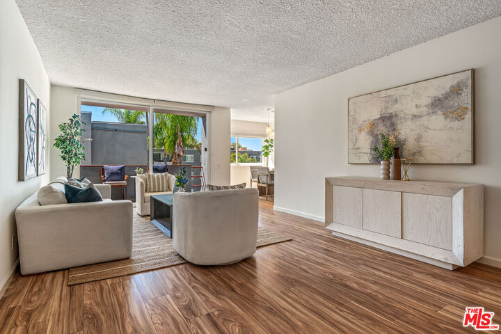 Property Photo: 4915 Tyrone Ave CA 91423