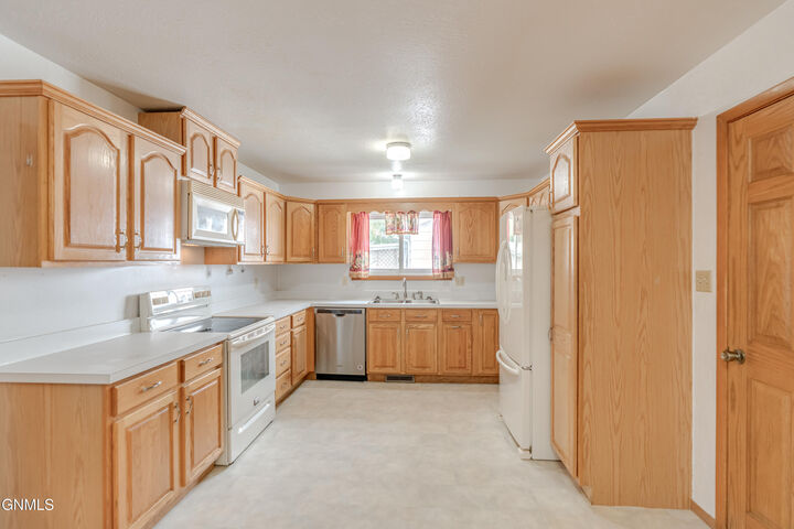 Property Photo: 502 Ingals Avenue ND 58504