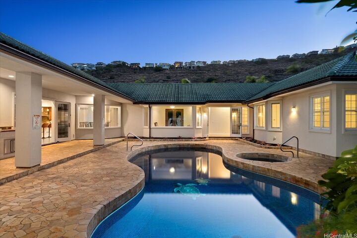 626 W Hind Drive  Honolulu HI 96821 photo
