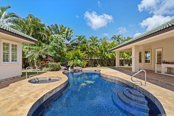 626 W Hind Drive  Honolulu HI 96821 photo