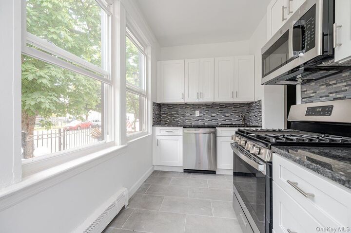 Property Photo:  573 Minnieford Avenue  NY 10464 