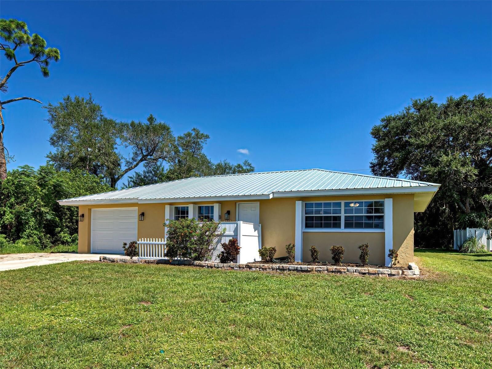 Property Photo: 526 Azalea Avenue NW FL 33952