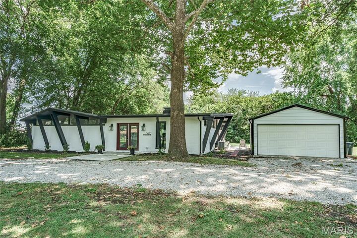 Property Photo: 520 Thorngate Road IL 62040