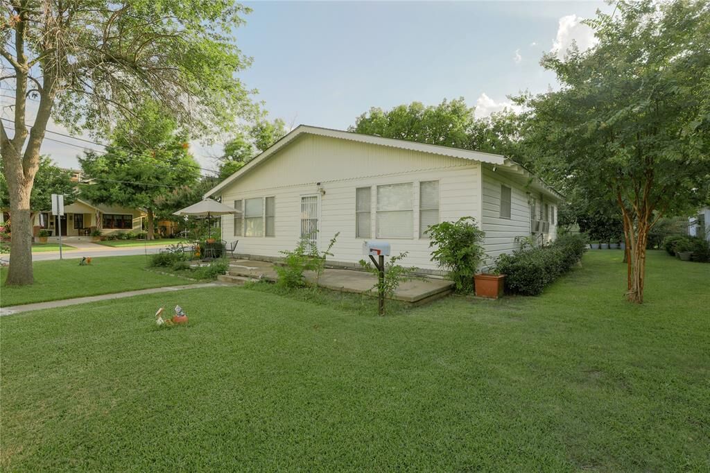 Property Photo:  422 Smith Street Street  TX 76051 