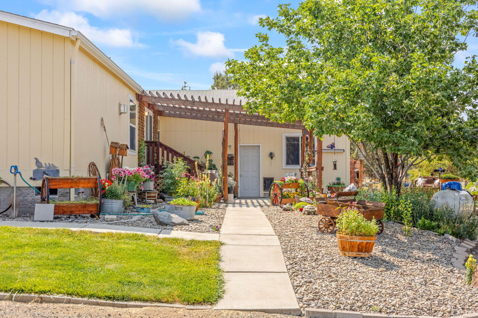Property Photo: 13439 SE Cayuse Road OR 97754