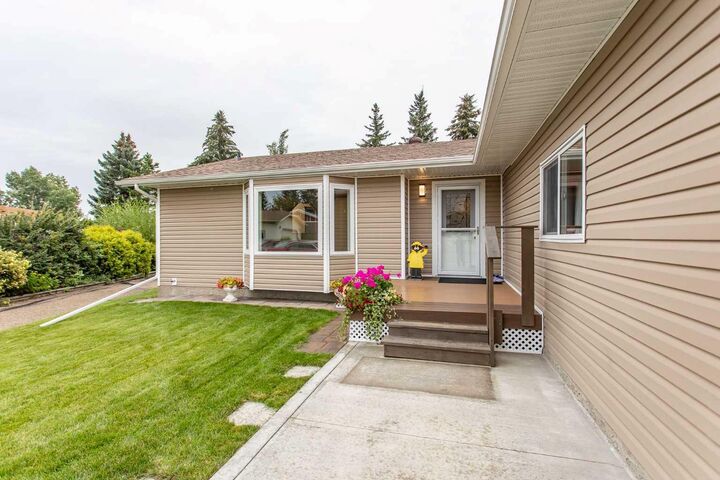Property Photo: 5014 60 Street Close AB T4L 1M3